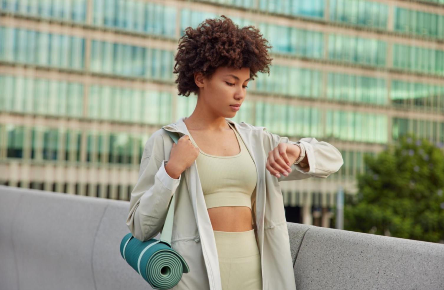 Geschäftsbesprechung in modernem Büro mit Fokus auf strategischer Planung